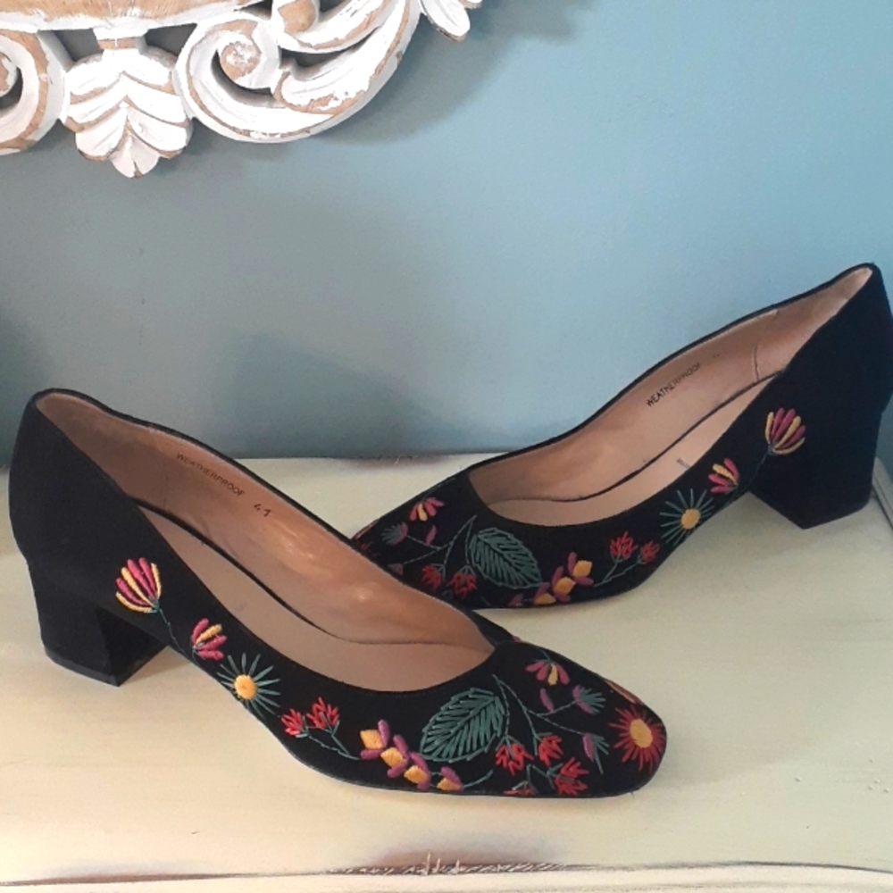 ^ Ron White black suede floral embroidered pumps